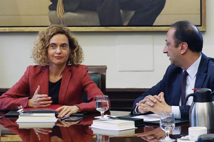 La presidenta de la Cámara, Meritxell Batet junto al vicepresidente segundo de la Mesa del Congreso, Alfonso Rodríguez Gómez de Celis