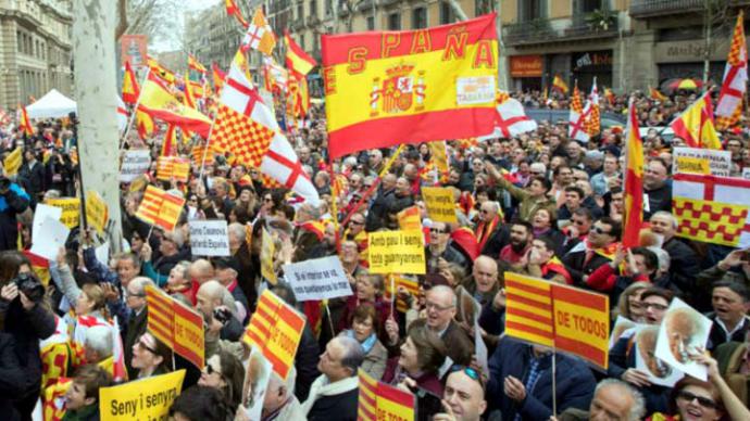 Miles de contrarios a la secesión de Cataluña se manifiestan en Barcelona