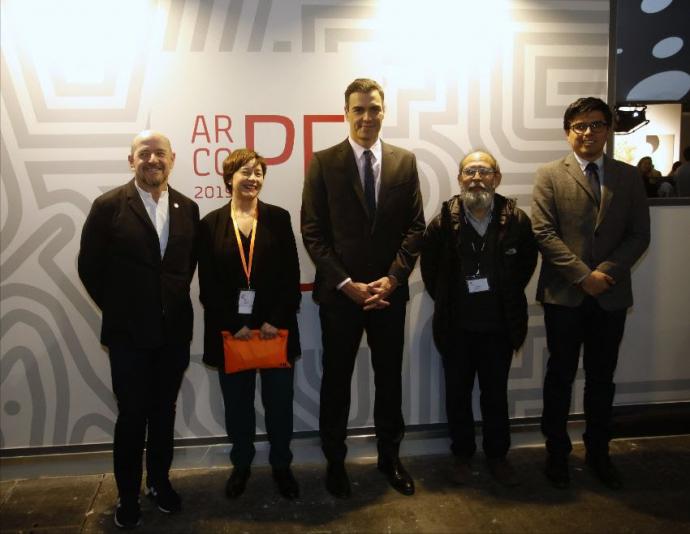 Carloz Urroz y Maribel López, codirectores de ARCOmadrid 2019; Pedro Sánchez, presidente del gobierno de España; Jorge Villacorta, artista y comisario del stand institucional de Perú en ARCO, y Carlos La Rosa, director de artes del Ministerio de Cultura de Perú. © Jesús Varillas PROMPERÚ