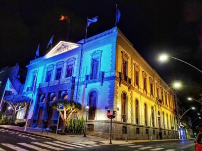 La fachada del Ayuntamiento de Santa Cruz de Tenerife, se ilumina con los colores de Ucrania en contra de la invasión