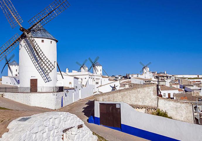 Campo de Criptana, pueblo pintoresco manchego con los molinos genuinos de Don Quijote
