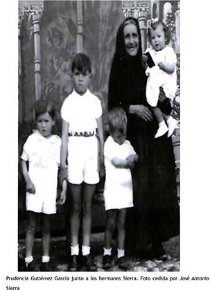 Prudencia Gutiérrez García junto a los hermanos Sierra. Foto cedida por José Antonio Sierra.