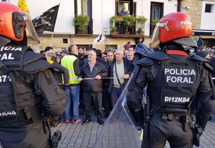 La policía foral impide el acceso de los manifestantes del pueblo al acto de España Ciudadana MIGUEL M. ARIZTEGI