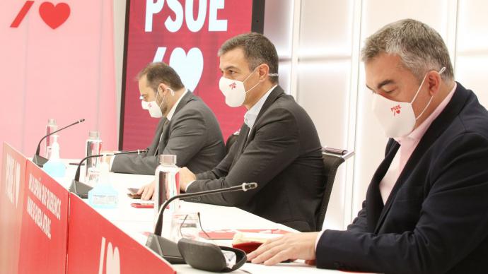 Pedro Sánchez junto a Santos Cerdán y José Luis Ábalos durante la Ejecutiva del PSOE este lunes 5 de octubre. Inma Mesa (PSOE)