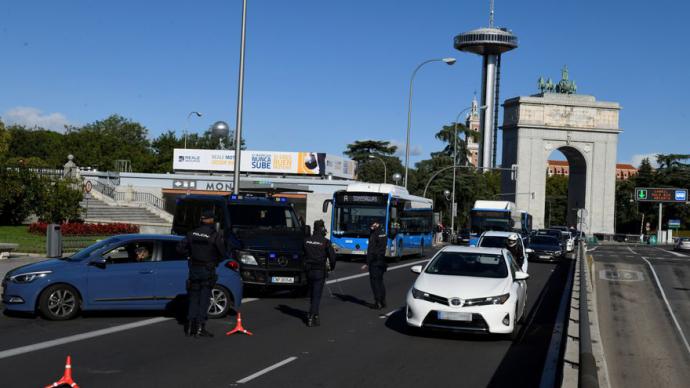 Policías montan un control en el distrito madrileño de Moncloa este sábado