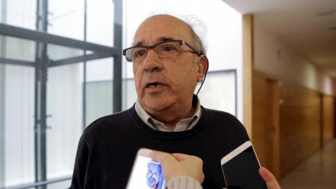 El catedrático Enrique Álvarez Conde, en los pasillos de la URJC. OLMO CALVO