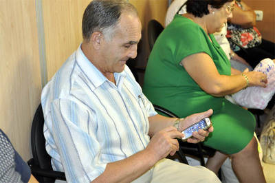 Unas 3.000 personas mayores aprenden a dar utilidad a sus móviles inteligentes