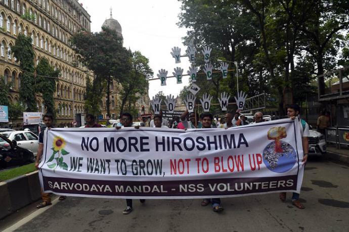 Estudiantes de la India conmemoran los 73 años de las bombas en Japón