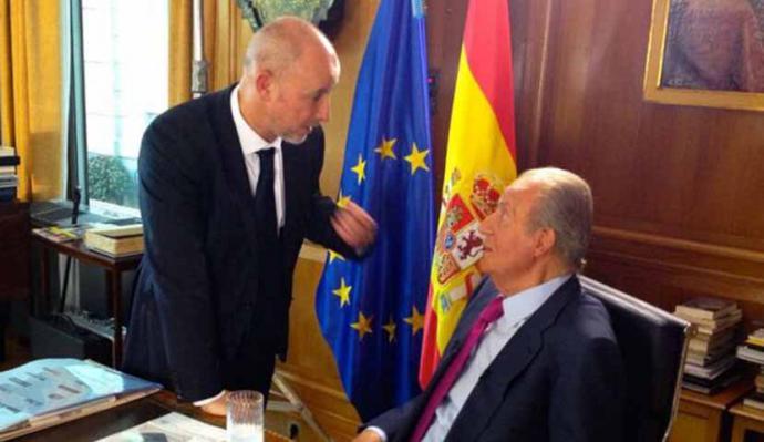 Miguel Courtois con el rey durante la grabación 