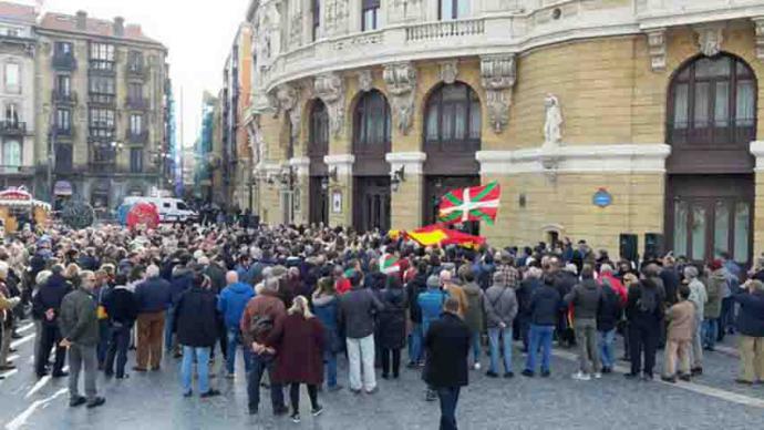 Banderas e ikurriñas durante el acto de Álvarez de Toledo en Bilbao a favor de la Constitución ELDIARIONORTE.ES 