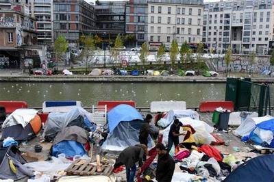 Varios migrantes establecieron refugios provisionales cerca del Canal Saint-Martin, de Jaures y de Stalingrad en París. Agencia Anadolu