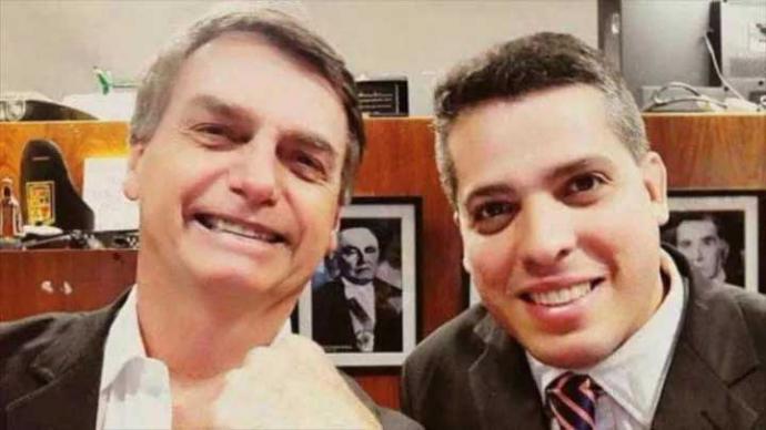 Rodrigo Amorim (d) junto a Jair Bolsonaro