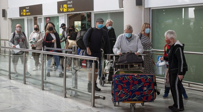 Varios turistas salen de la sala de recogida de equipajes a su llegada al aeropuerto César Manrique de Lanzarote. EFE/JAVIER FUENTES/Archivo 