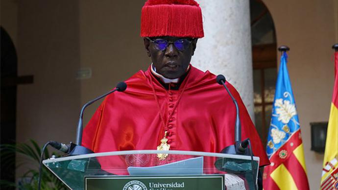El Cardenal Robert Sarah investido honoris causa por la Universidad Católica de Valencia.