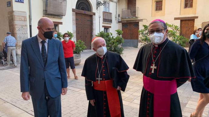 El portavoz de Vox en el Ayuntamiento de Valencia (izquierda) acompañando el arzobispo Antonio Cañizares (en el centro de la imagen).