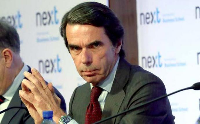 Aznar se ofrece para contribuir a la 'reconstrucción' del 'centro derecha' el mismo día de la dimisión de Rajoy