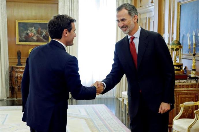 El rey Felipe VI saluda al presidente de Ciudadanos, Albert Rivera, en el Palacio de la Zarzuela
