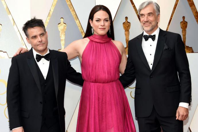 Sebastián Lelio (i) y Daniela Vega (c) en la ceremonia del premio Oscar.