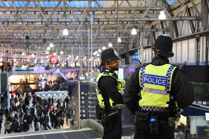 Agentes de policía montan guardia en la estación de tren de Waterloo este martes tras hallar pequeños dispositivos explosivos. 