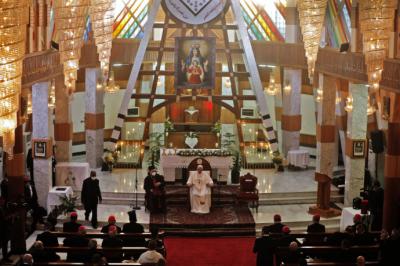 Papa Francisco visita la catedral de Bagdad, blanco del peor atentado contra cristianos en 2010