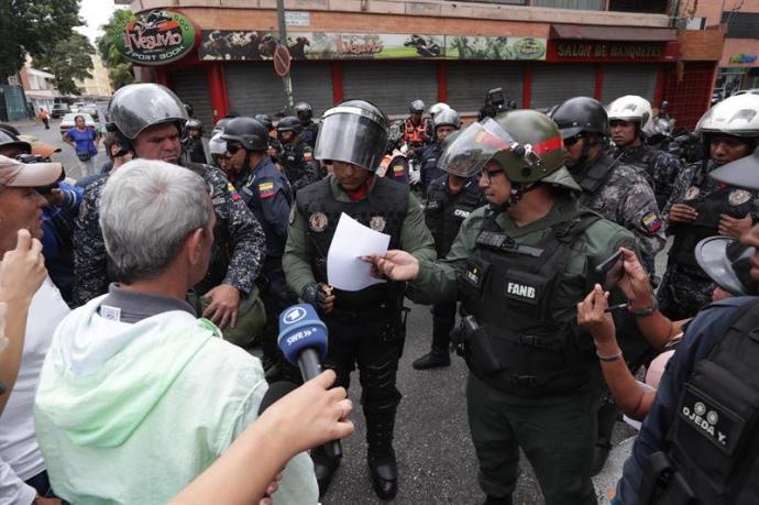 Fuerzas armadas queman un documento que les fue entregado por manifestantes