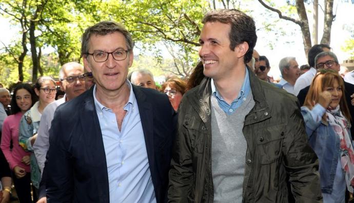 Núñez Feijóo y Casado, a su llegada al acto político de los populares en el municipio coruñés de O Pino.