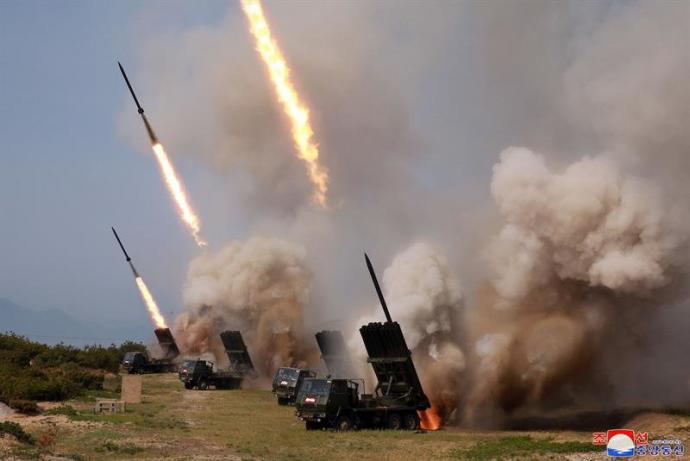 Lanzadores de cohetes de Corea del Norte disparando durante un "simulacro de huelga".