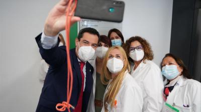 El presidente andaluz, Juan Manuel Moreno, se hace un selfie con enfermeras en la inauguración del centro de salud Casa del Mar, en Almería. Junta de Andalucía