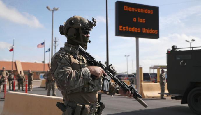 Armados hasta los dientes: así esperan los soldados de EE.UU. a caravana de migrantes