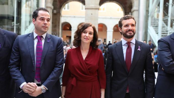 Casado (a la derecha), este lunes, junto a la presidenta de la Comunidad de Madrid, Isabel Díaz Ayuso, y el vicepresidente, Ignacio Aguado, de Ciudadanos.