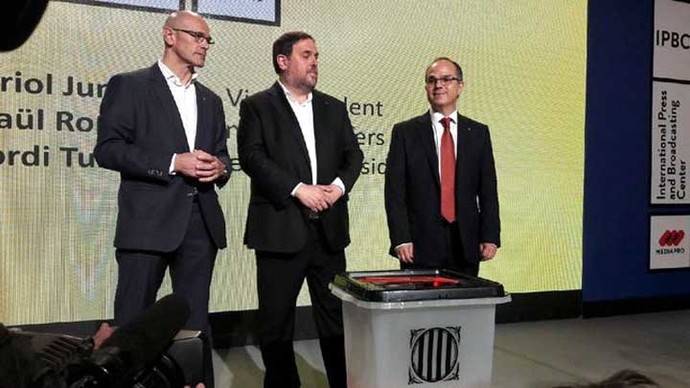 Romeva, Junqueras y Turull enseñan el modelo de urnas elegido para el 1-O GOVERN DE LA GENERALITAT