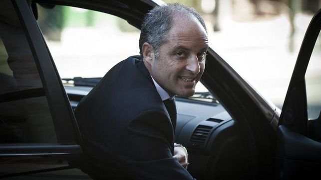 Francisco Camps sale del coche oficial a su llegada al Consell Jurídic Consultiu.