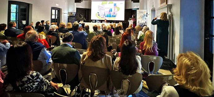 Un cóctel de solidaridad llena Sevilla de compromiso contra la malaria