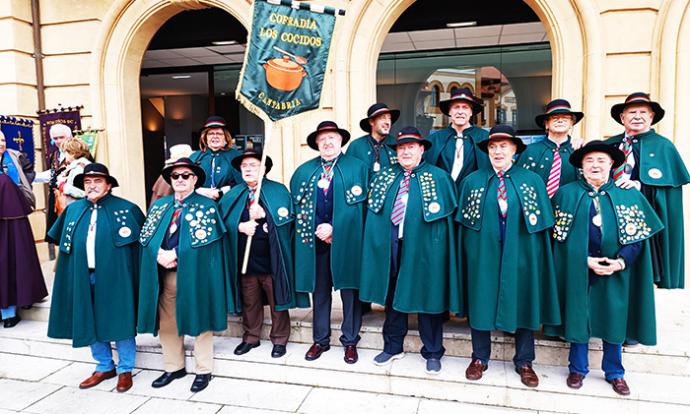 Las cofradías de los Cocidos de Cantabria y de las Fabes del Principado de Asturias se hermanaron en Villaviciosa