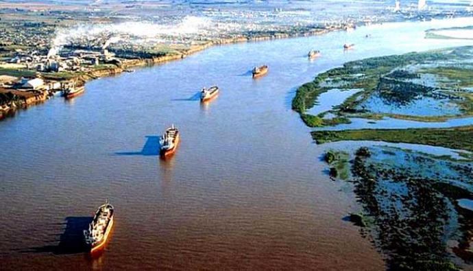 •	Bolivia busca llegar al Atlántico a través de los ríos Paraná y Paraguay.