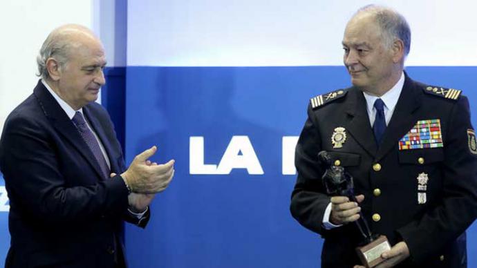 El entonces ministro del Interior, Jorge Fernández Díaz, aplaude al DAO de la Policía, Eugenio Pino, al recibir éste un premio de La Razón