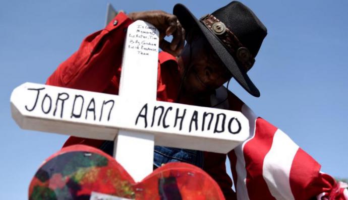 En El Paso donde ocurrió la matanza varias cruces recuerdan a las 22 víctimas, ocho de las cuales eran mexicanos. 
