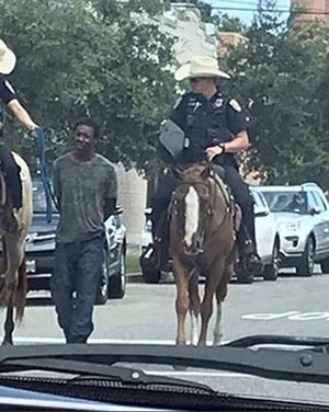 Policías atan con soga a un preso esposado y lo llevan por las calles de Texas