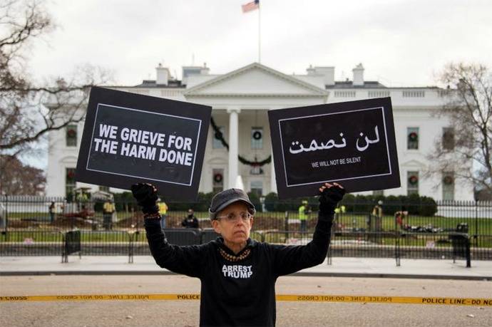 Una mujer protesta por la decisión de Trump, a las afueras de la Casa Blanca.

