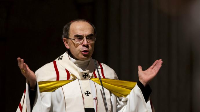 Francia juzga a cardenal en mayor caso de abusos en el país