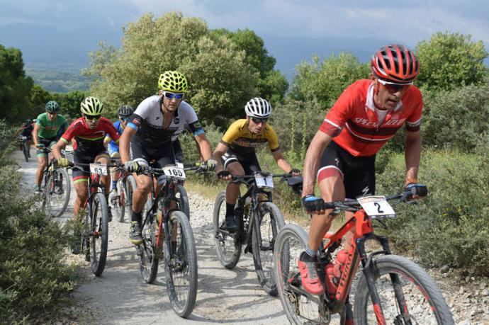 Imagen de la pasada edición de la Vuelta Andalucía MTB con 'Quillo' Márquez en cabeza seguido de José Luis Carrasco con el maillot de líder.