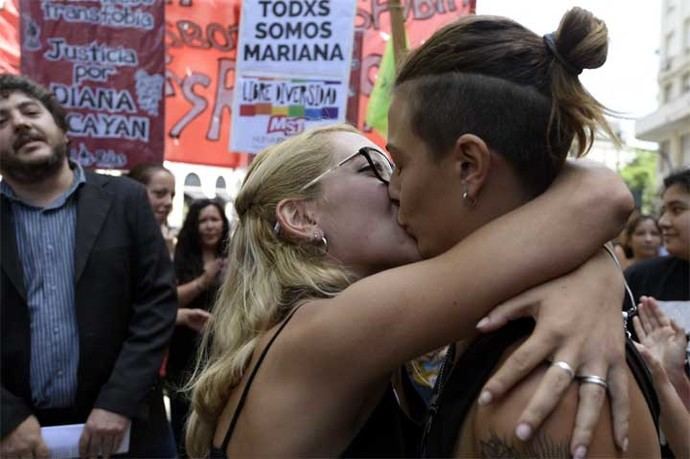 Varias parejas lesbianas realizaron un 'besazo' colectivo