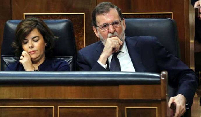 Mariano Rajoy bosteza y Soraya Sáenz de Santamaría habla por teléfono durante la intervención de Irene Montero en el debate de la moción de censura MARTA JARA