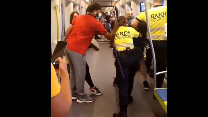Ferrocarrils investiga la actuación de dos guardias de seguridad que redujeron a un joven negro por no llevar bien colocada la mascarilla en el metro