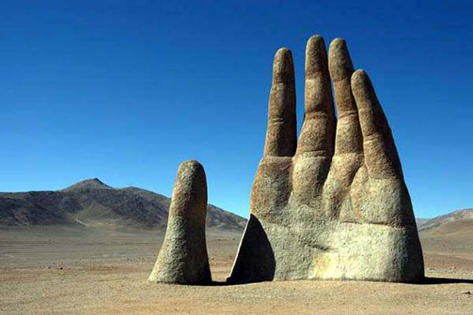 La Mano en el Desierto. Obra del arquitecto y escultor chileno Mario Irarrázabal.