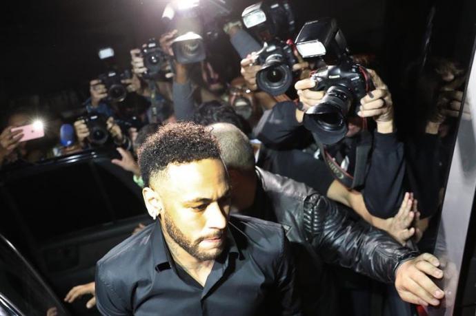 El jugador brasileño Neymar sale después de declarar en la Comisaría