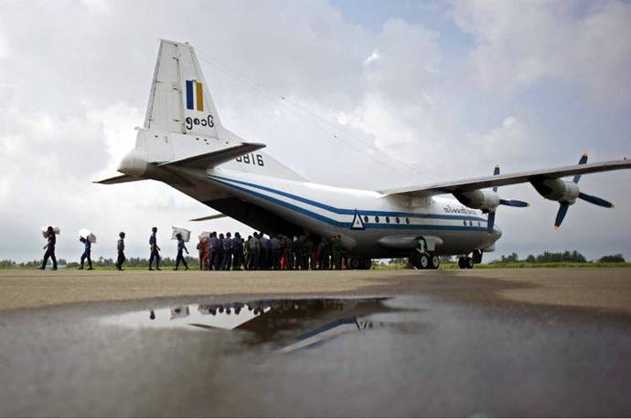 Avión de transporte Shaanxi Y-8 de la Fuerza Aérea de Birmaa (FOTO ARCHIVO)