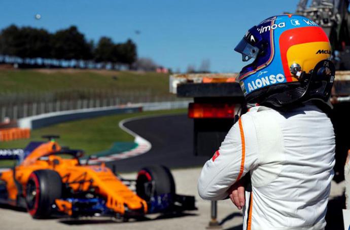 El McLaren deja tirado a Fernando Alonso y los comisarios limpian la pista de aceite