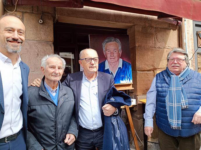 Homenaje al veterano hostelero “Chemaro” del bar Chema de Torrelavega