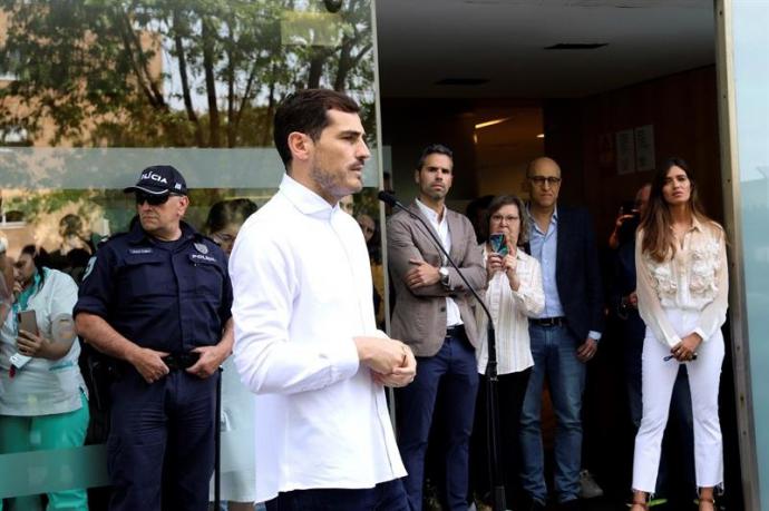 El portero español Iker Casillas a su salida del hospital de Oporto